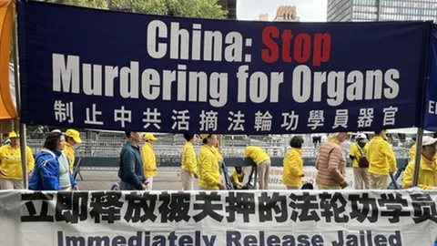 Các học viên kêu gọi chấm dứt bức hại bên ngoài trụ sở Liên Hợp Quốc