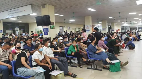 Hình ảnh bệnh nhân đợi khám bệnh