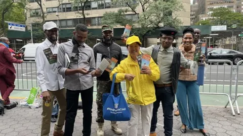 Các học viên phát tài liệu chân tướng cho người dân