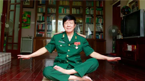 Thiếu tướng Nguyễn Quang Thống đang thực hành bài công Pháp số 5