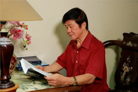 Thiếu tướng đọc sách Chuyển Pháp Luân