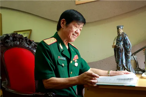 Thiếu tướng đọc sách hàng ngày